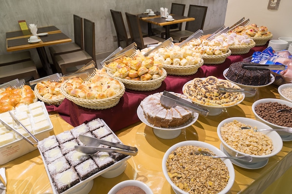Free daily buffet breakfast - Hotel Atlântico Travel (Rio de Janeiro)