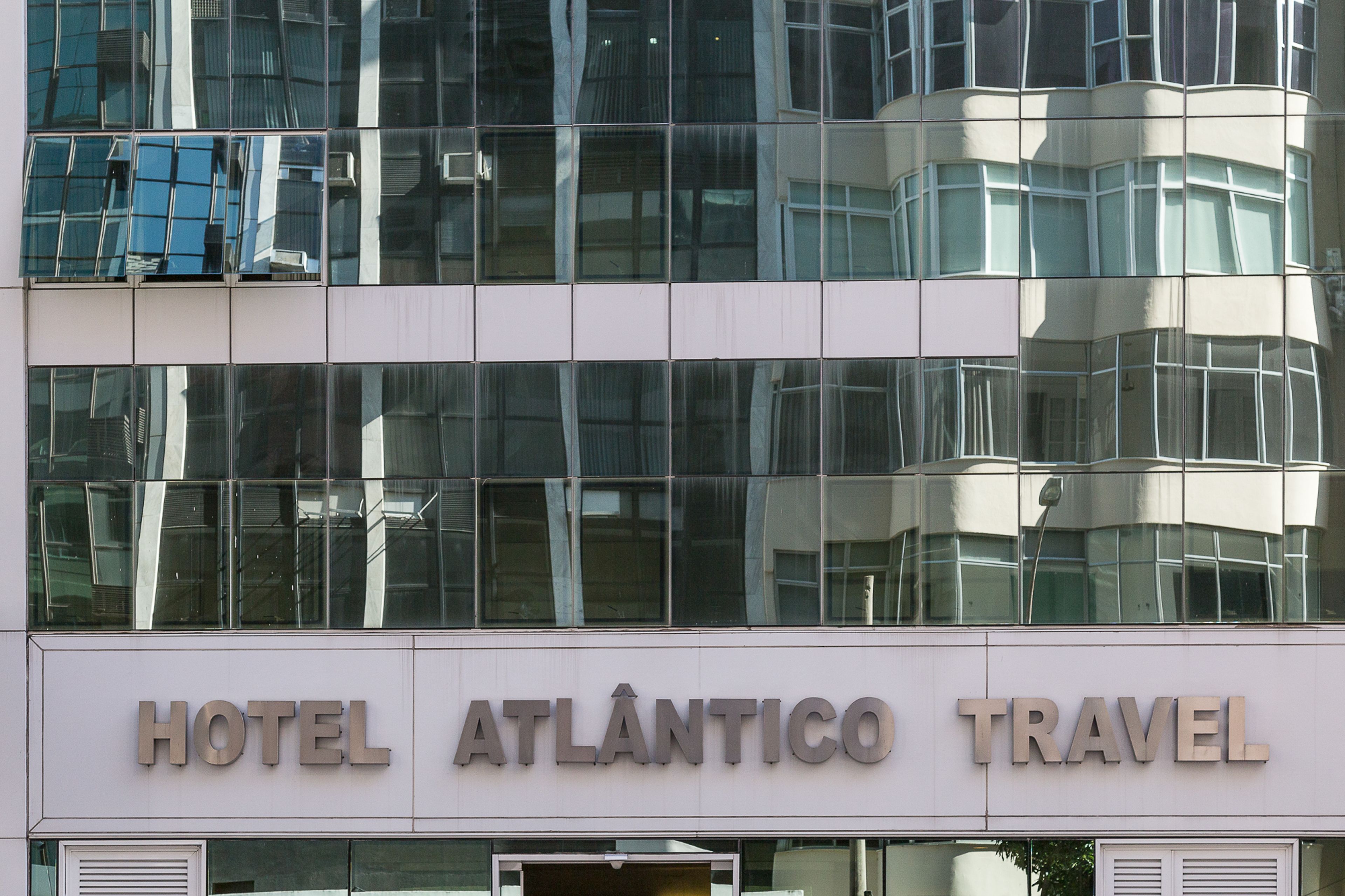 Un edificio moderno con un cartel que dice "HOTEL ATLÂNTICO TRAVEL".