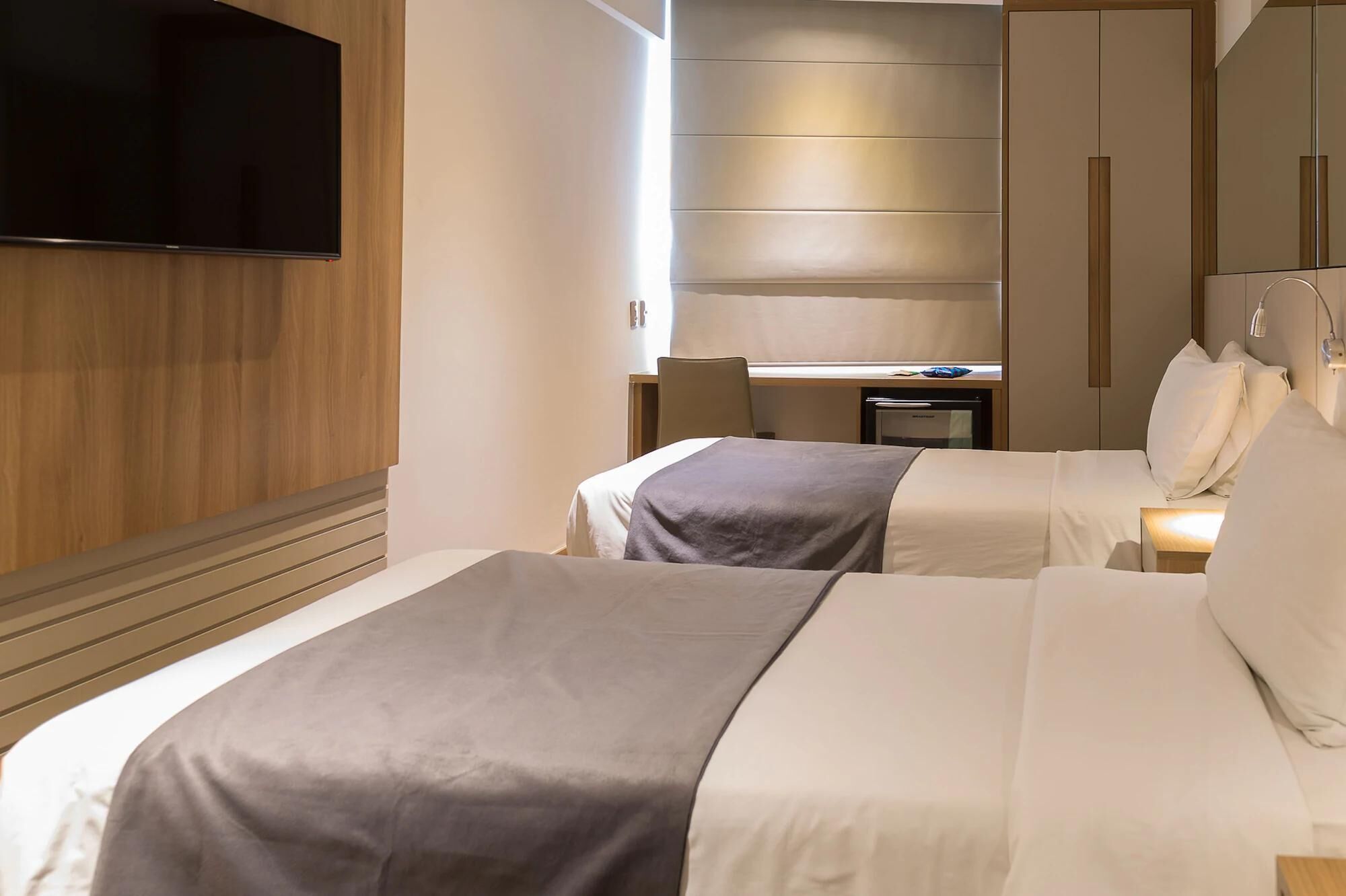 迷你吧、客房内保险箱、办公桌、遮光窗帘