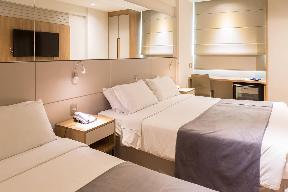 Habitación triple Deluxe | Minibar, caja fuerte, escritorio y cortinas opacas