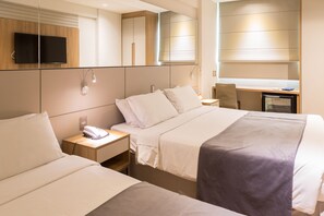 Deluxe Triple Room | Minibar, in-room safe, desk, blackout drapes - Hotel Atlântico Travel (Rio de Janeiro)