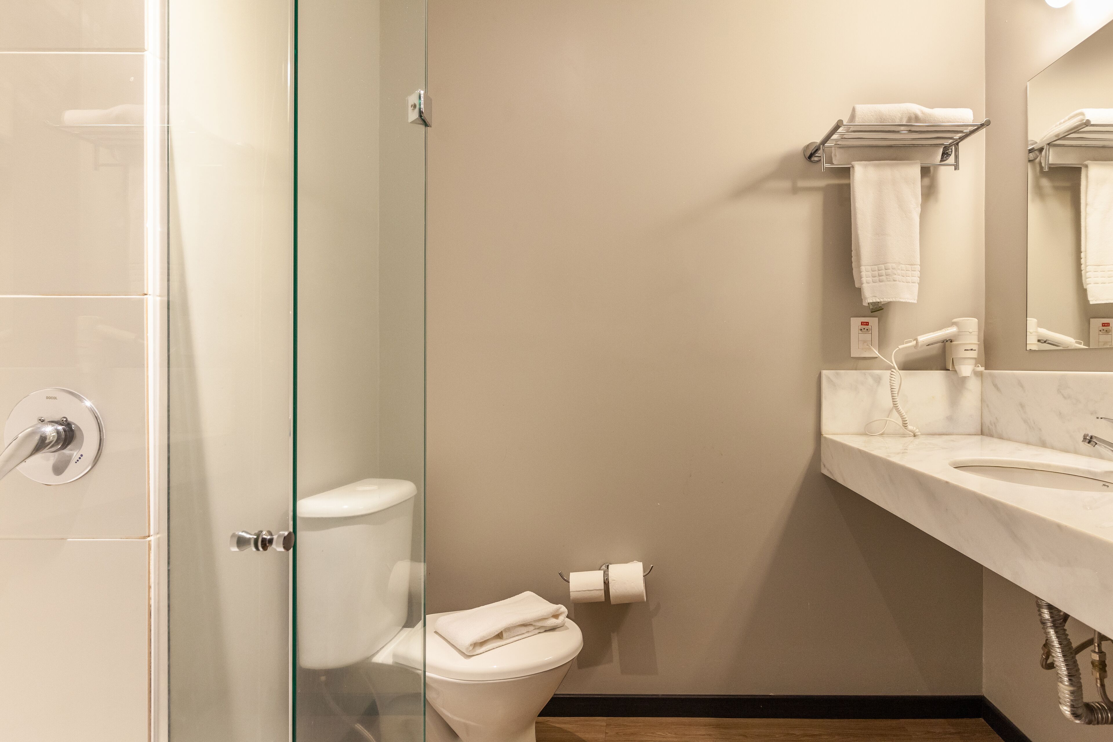 deluxe twin room, 2 single beds | bathroom | shower, rainfall showerhead, free toiletries, hair dryer