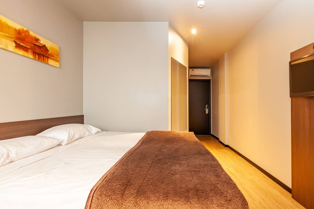 deluxe single room, 1 single bed | minibar, in-room safe, desk, laptop workspace