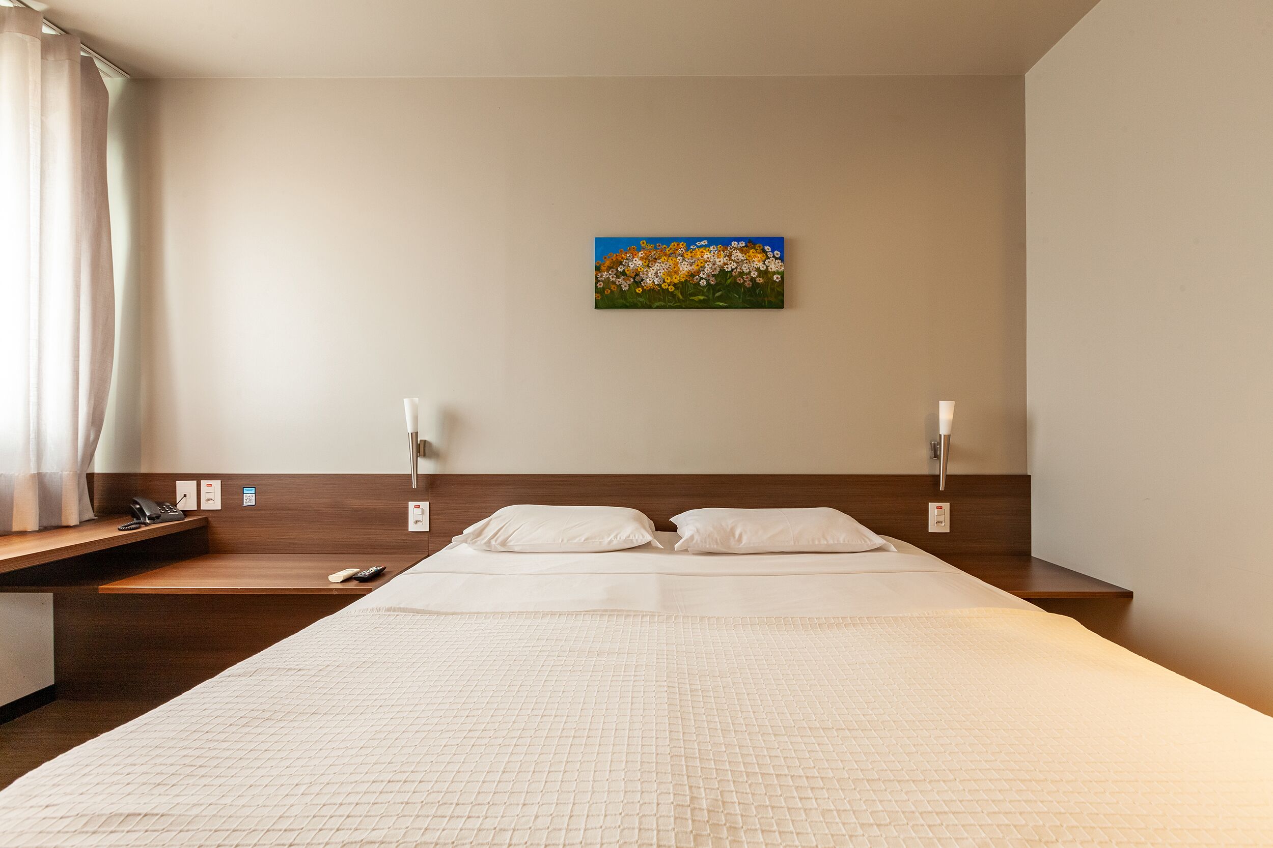 deluxe double room, 1 double bed | minibar, in-room safe, desk, laptop workspace