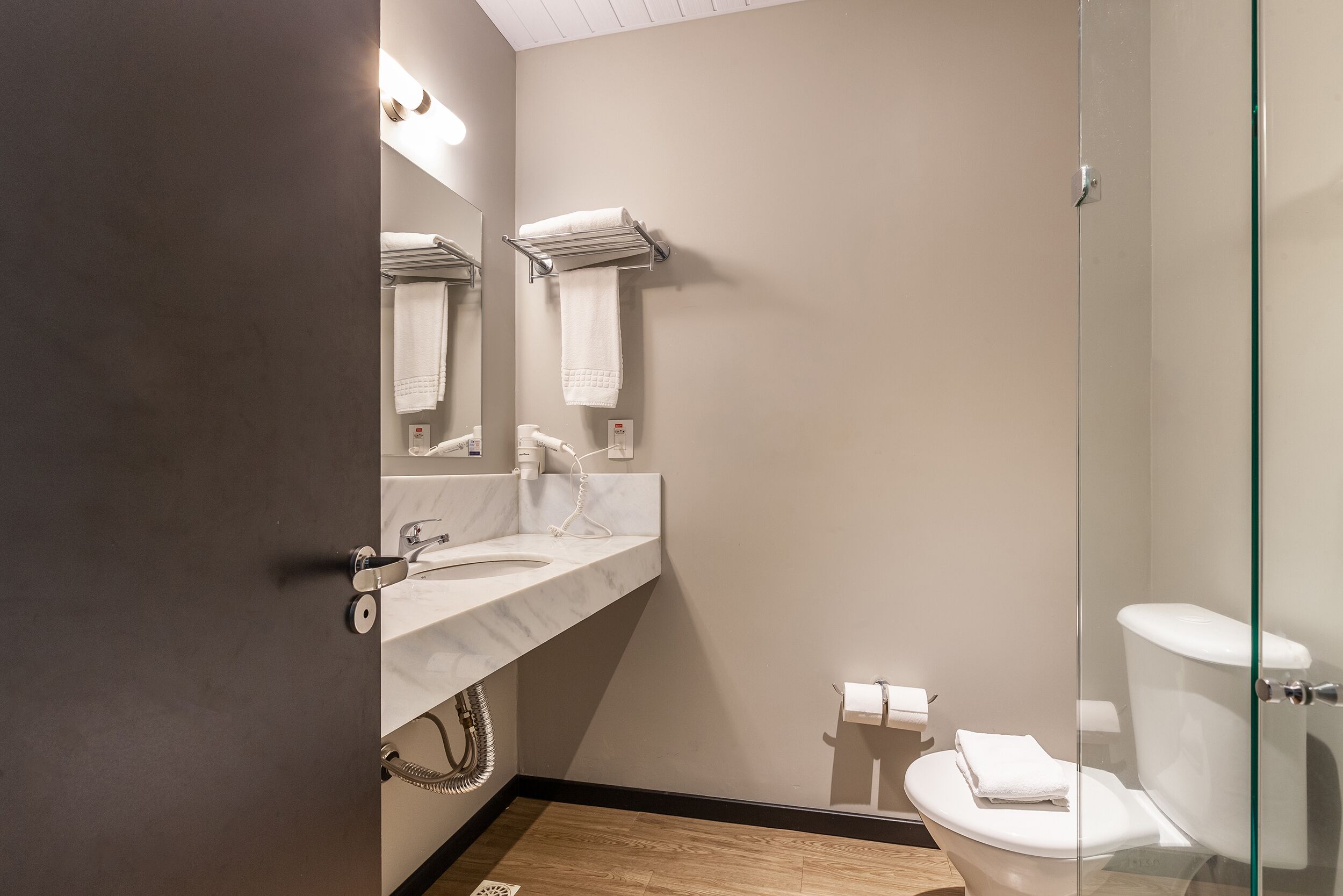 deluxe double room, 1 double bed | bathroom | shower, rainfall showerhead, free toiletries, hair dryer