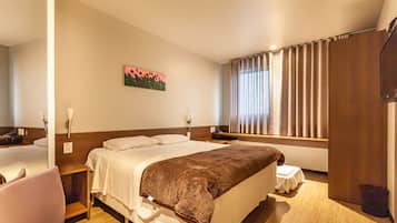 Frigobar, cofres nos quartos, escrivaninha