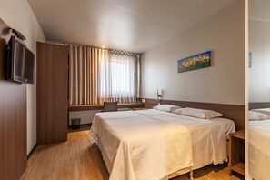 Frigobar, cofres nos quartos, escrivaninha