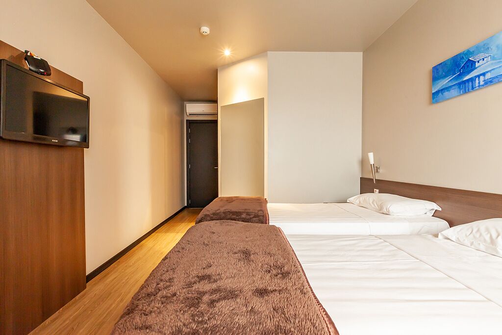deluxe twin room, 2 single beds | minibar, in-room safe, desk, laptop workspace