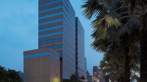 Un edificio alto con un letrero que dice "FOUR+POINTS BY SHERATON" en la parte superior.