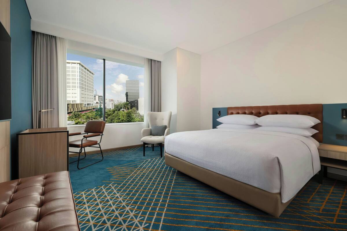 ห้องพัก, เตียงคิงไซส์ 1 เตียง (Large Room) | มินิบาร์, ตู้นิรภัยในห้องพัก, โต๊ะทำงาน, พื้นที่ทำงานแบบใช้แล็ปท็อป