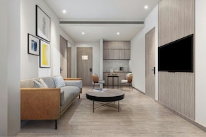 Suite, 1 Bedroom | Bar mini, peti besi dalam bilik, meja, ruang kerja komputer riba