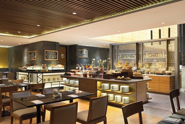 Breakfast, lunch, dinner served; international cuisine - Four Points by Sheraton Jakarta Thamrin (Jakarta)