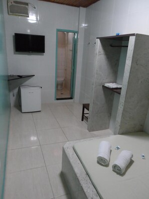 Shower, free toiletries, towels - Hotel Avenida (Vitoria)