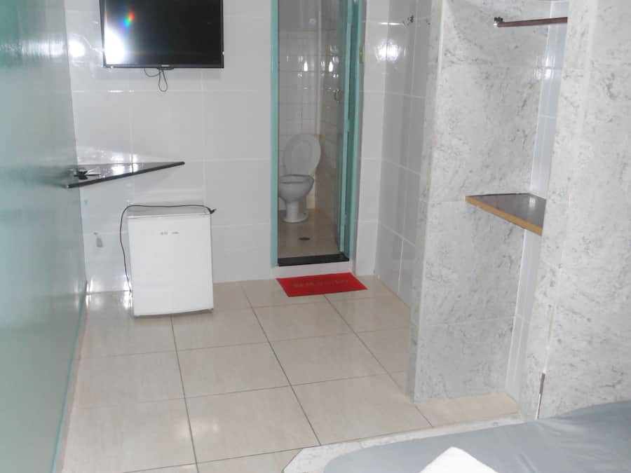 Standaard tweepersoonskamer | Een minibar, een strijkplank/strijkijzer, gratis wifi