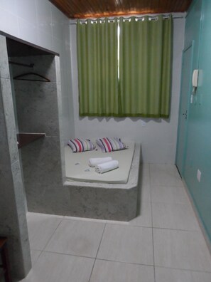 Douche, articles de toilette gratuits, serviettes fournies