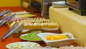Una mesa de buffet con diversos alimentos y un tostador.