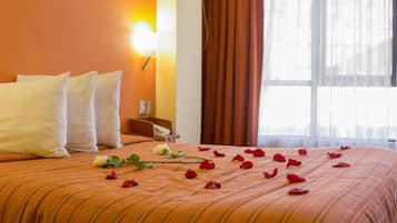 Kahden hengen huone | Tallelokero huoneessa, työpöytä, vauvansängyt, lisävuoteet