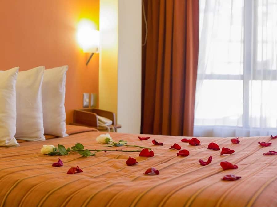 Double Room | In-room safe, desk, cots/infant beds, rollaway beds