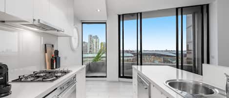 3 Bedroom 2 Bath Deluxe Apartment | Eget kök | Stort kylskåp, mikrovågsugn, ugn och spishäll