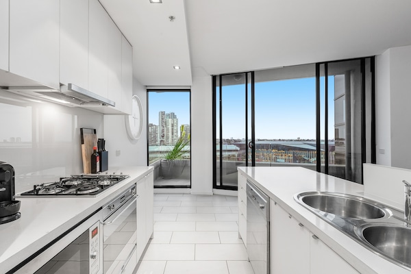 3 Bedroom 2 Bath Deluxe Apartment | Cocina privada | Frigorífico grande, microondas, horno y placa de cocina