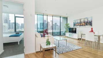 Appartement, 2 slaapkamers, balkon, uitzicht op rivier | Woonruimte | Een 45-inch flatscreentelevisie met digitale zenders en een televisie