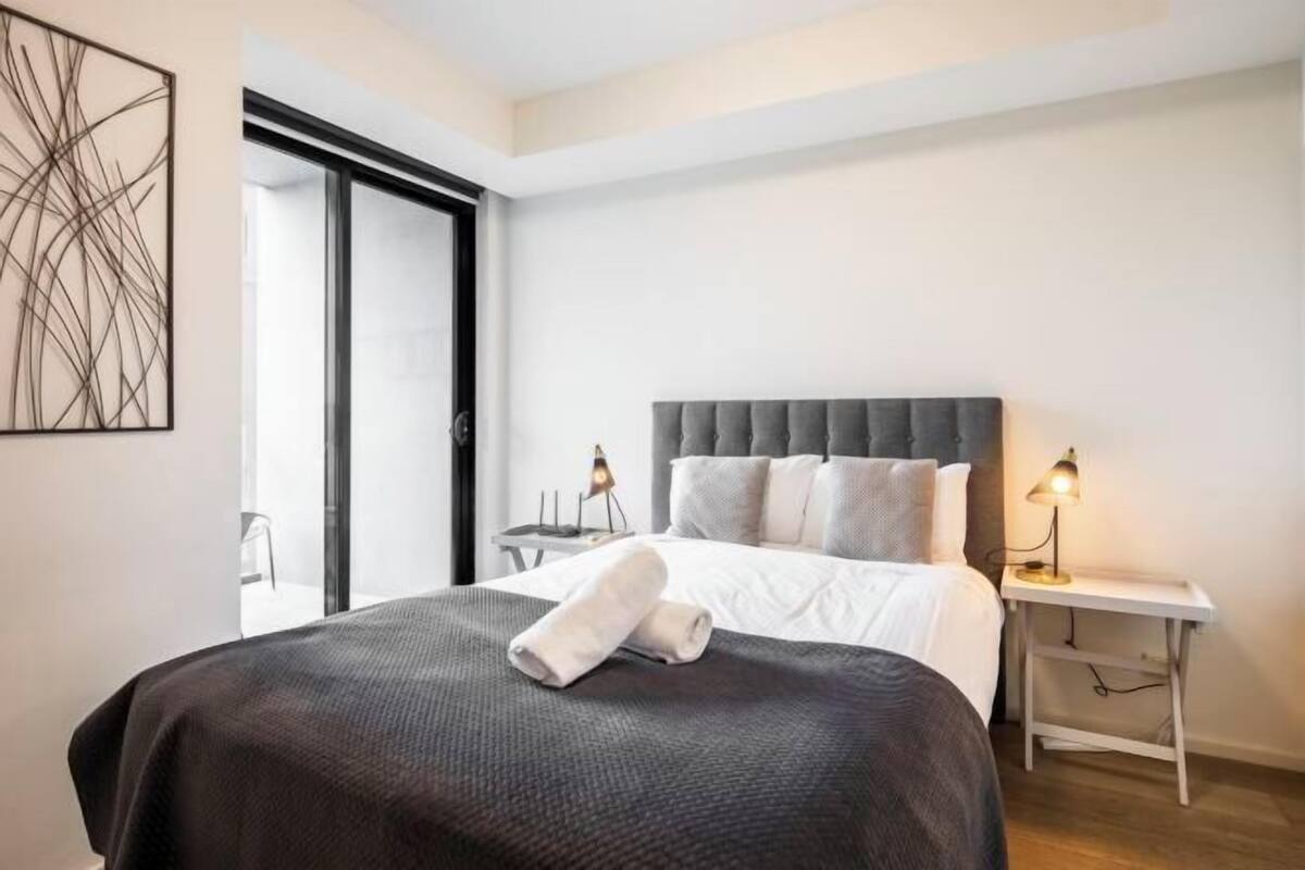 Verdunkelungsvorhänge, schallisolierte Zimmer, Bügeleisen/Bügelbrett