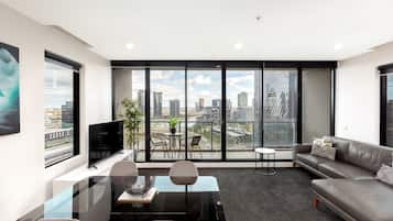 Apartamento, 2 habitaciones, balcón, vistas al río (1 Bathroom ) | Sala de estar | Televisión de pantalla plana de 45 pulgadas con canales digitales