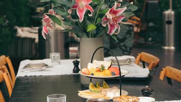 Café da manhã com buffet grátis todos os dias