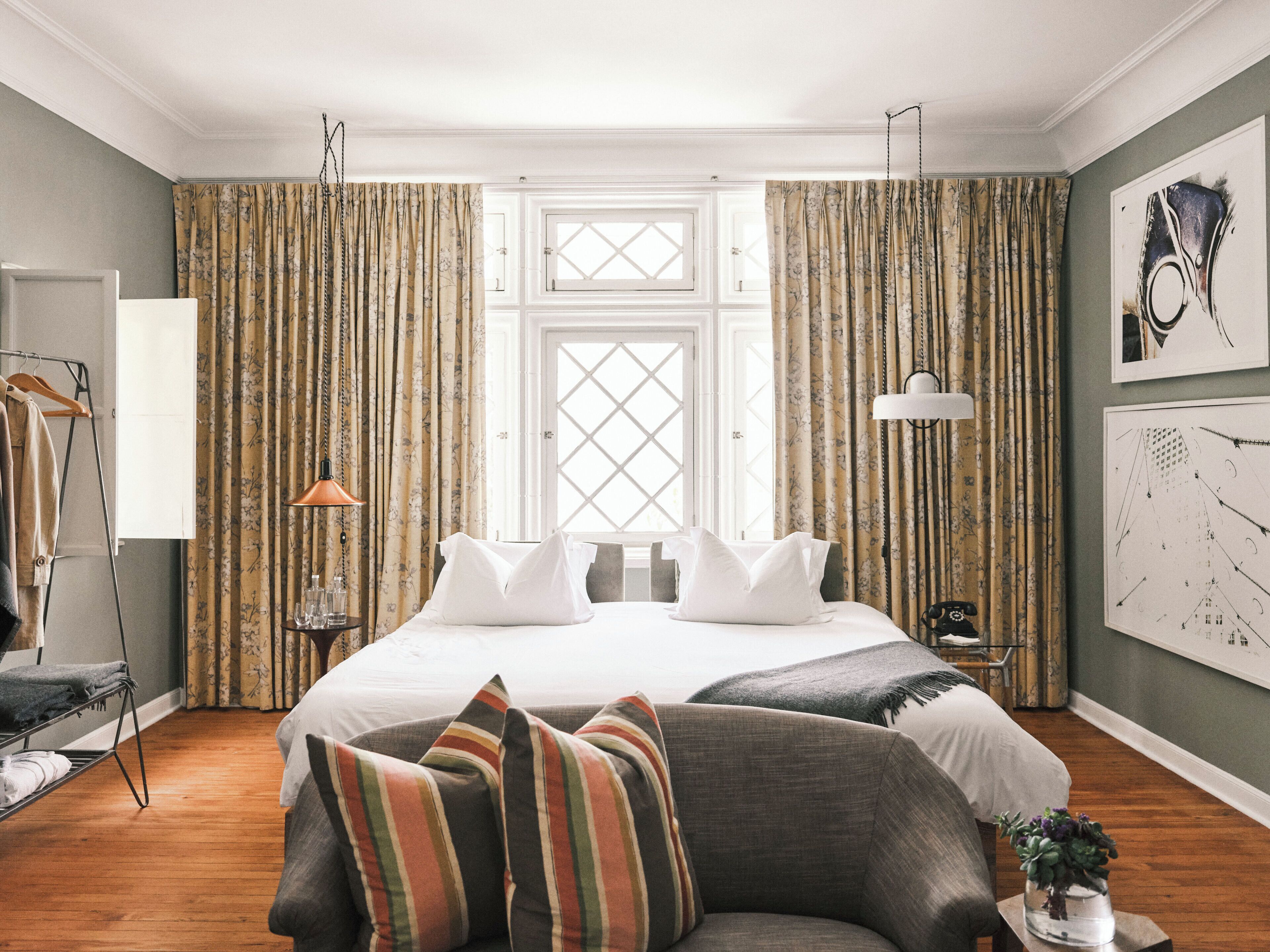 Quarto superior, 1 cama King (GRAND) | Roupas de cama premium, cofres nos quartos, escrivaninha