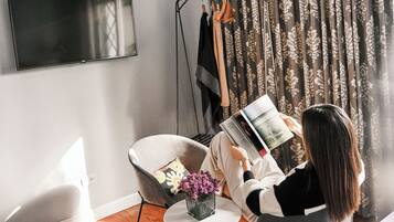 Standard Room, 1 Katil Ratu (Queen) (COSY) | Peralatan tempat tidur premium, peti besi dalam bilik, meja