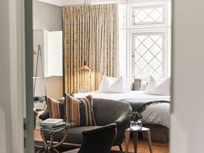 Phòng Superior, 1 giường cỡ king (GRAND) | Bộ đồ giường cao cấp, két bảo mật tại phòng, bàn, màn/rèm cản sáng 