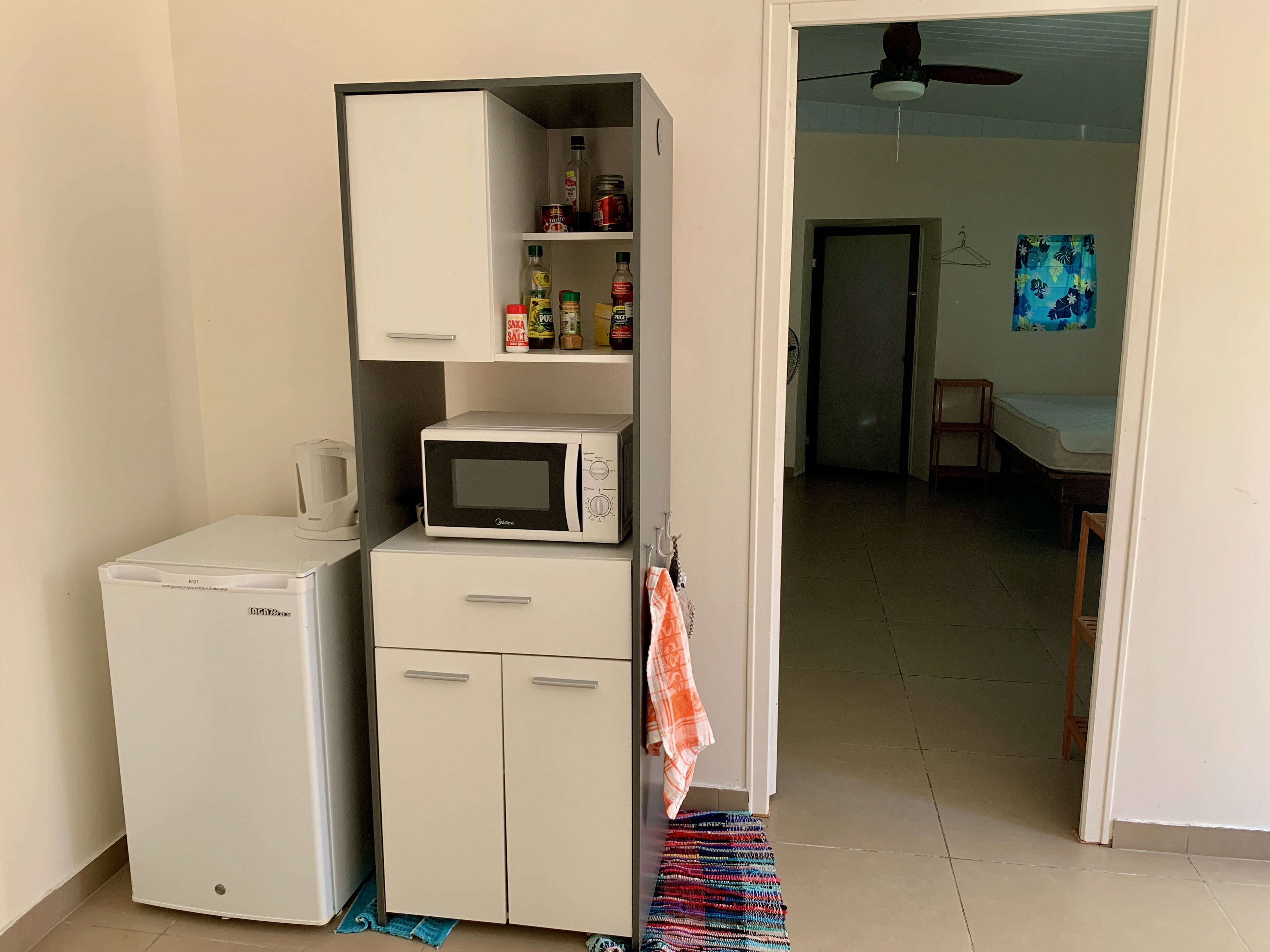 family room | shared kitchen facilities | fridge, oven, coffee/tea maker, electric kettle