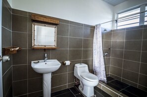 Dusj, hårføner, håndklær og såpe