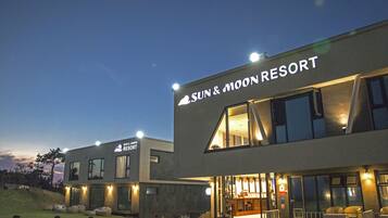 Front of property โ evening/night