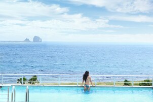 Kolam renang terbuka, payung kolam, kerusi lepak pantai 