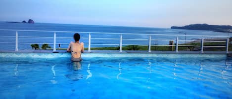 Piscina externa, guarda-sóis, espreguiçadeiras