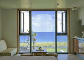 Family Room, Ocean View | Peralatan tempat tidur premium, bar mini, meja 