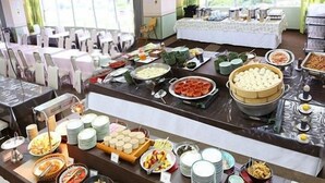 Un bufé con diferentes alimentos y platos.