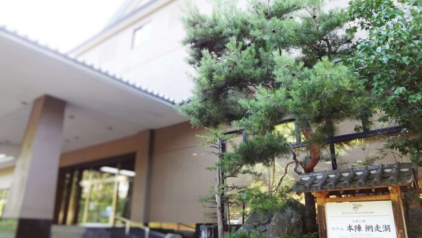 Un edificio japonés tradicional con un letrero que indica que es el Brezzay Hotel & Resort.