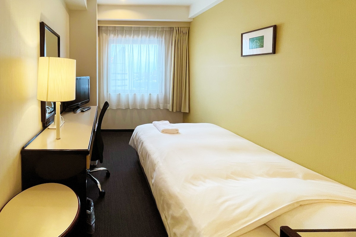 Een bureau, gratis wifi, beddengoed