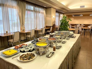 Daily buffet breakfast (JPY 1000 per person)