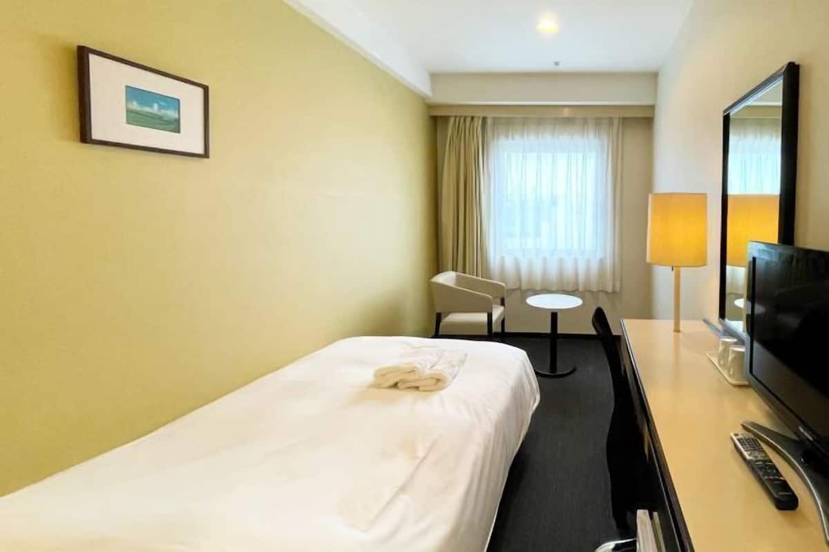 Een bureau, gratis wifi, beddengoed
