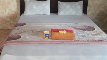 Deluxe Room | Desk, free WiFi