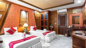 Villa Twin Room with Pool View | 1 habitación, caja de seguridad en la habitación y escritorio