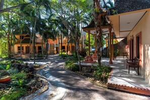 Villa Double Room with Garden View | 1 dormitorio, caja fuerte, escritorio y cunas gratuitas