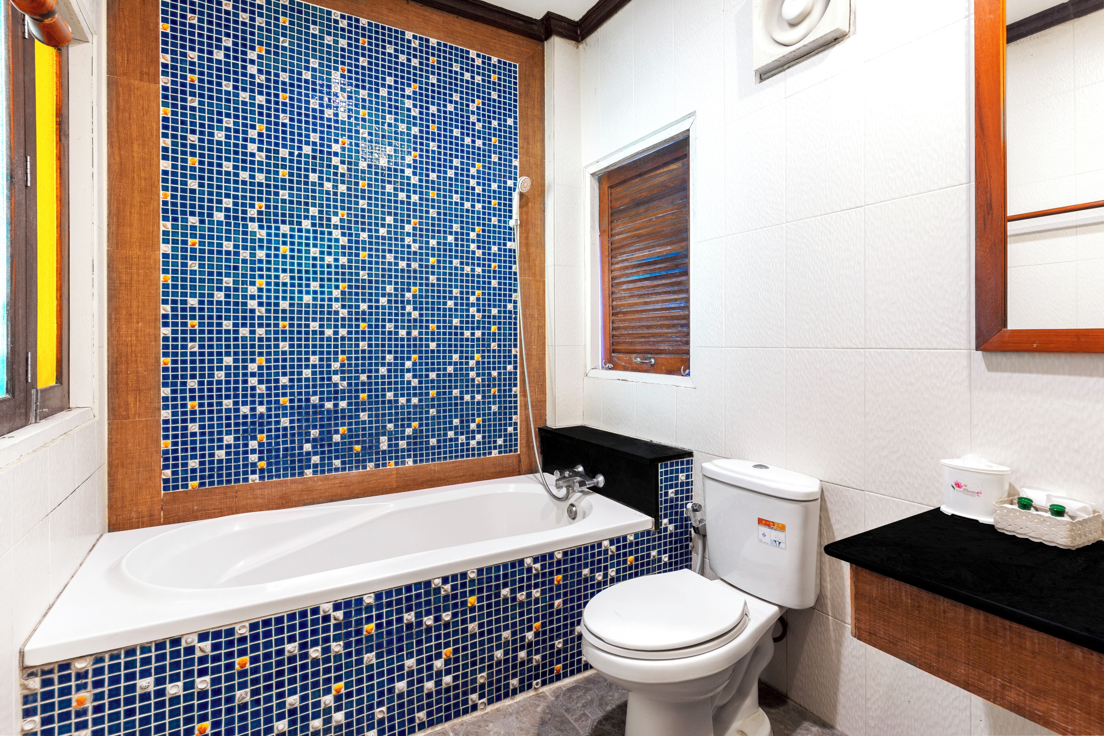 Ein Badezimmer mit Badewanne, Toilette und Waschbecken.
