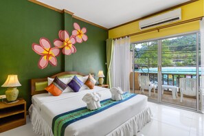 Standard Double Room with Street View | Safe på rommet, skrivebord og barnesenger (inkludert)