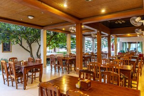 Bữa sáng buffet hàng ngày (250 THB/mỗi người) 