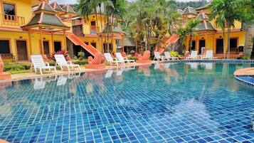 2 outdoor pools, pool loungers