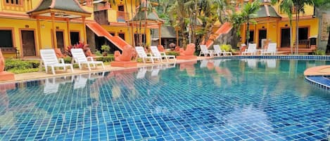 2 piscines extérieures, chaises longues